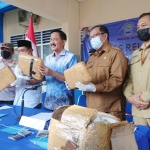 Kepala BNNK Gresik Kartono (tengah) bersama Ketua DPRD Gresik, Sekda, dan Kadispol PP menunjukkan barang bukti 3 kg ganja. foto: SYUHUD/BANGSAONLINE