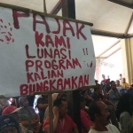 Aksi warga Desa Jiwut saat demo di balai desa. (foto: akina/ bangsaonline)