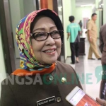 Mundjidah Wahab, Ketua DPC PPP Jombang saat menyampaikan pernyataan kepada awak media, Senin (28/8/2017). foto: ROMZA/BANGSAONLINE