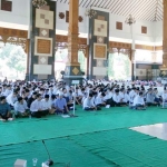 Suasana doa bersama para siswa-siswi di Tuban menjelang UN.