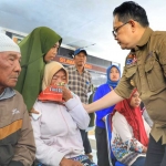 Pj. Gubernur Jatim Adhy Karyono saat menemui keluarga korban longsor Kabupaten Lumajang.