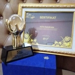 Piala dan Piagam Penghargaan Inovasi Layanan Publik Sindo Government Award 2018.
