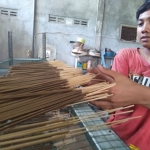 Fachrur Rohman (26), pengrajin dupa asal Desa Bawangan, Kecamatan Ploso, Kabupaten Jombang mengaku kebanjiran order jelang Hari Raya Imlek.