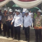 SIMBOLIS: Bupati H Saiful Ilah didampingi Presdir PT MMS Boy Arifin dan sejumlah pihak saat ground breaking Aston Kahuripan City Hotel, Rabu (22/2). foto: mustain/ BANGSAONLINE.com