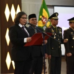 Pj Wali Kota Kediri Zanariah mengukuhkan 70 anggota pasukan pengibar bendera pusaka (paskibraka). Foto: Ist. 