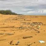 Sampah berserakan di pantai Lombang. foto: sorotpublik