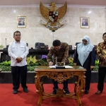 Ketua DPRD Kota Kediri, Gus Sunoto, saat mendatangi berita acara disaksikan oleh Sekdakot Kediri, Bagus Alit (paling kiri), dan Wakil Ketua DPRD Kota Kediri, Firdaus serta Katino. Foto: Ist