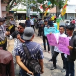 Segelintir warga yang kembali mendemo gedung DPRD Pamekasan.