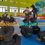 Puluhan atlet Hapkido saat mengikuti latihan bersama di Aula SMPN 1 Buduran, Sidoarjo. Foto MUSTAIN/BANGSAONLINE