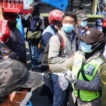 Petugas membagikan masker ke para pendemo.