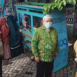 Ketua Pimpinan Daerah Aisyiyah Sidoarjo, ST Zubaidah Syafi’i (kanan), didampingi Ketua PDM Sidoarjo, Zainul Muslimin, di sela kegiatan sosial bersama PKL. Foto: Ist