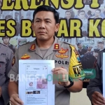 Kapolres Blitar Kota AKBP Adewira Negara Siregar saat menggelar pers rilis kasus dugaan penghinaan terhadap simbol negara. foto:  Akina Nur Alana/ BANGSAONLINE