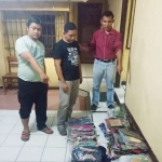 Pelaku bersama barang bukti usai diamankan petugas. Foto: SOFFAN/BANGSAONLINE