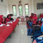 Ketua DPC Sarinah Gresik Ir. Hj. Siti Muafiyah (depan, memegang mic) saat pelatihan membatik dan menjahit. foto: SYUHUD/ BANGSAONLINE