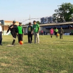 MEMBUKA: Ahmad Muhdlor Ali melakukan tendangan bola pertama membuka turnamen sepakbola Piala Gus Muhdlor, Minggu (13/10) sore. foto: MUSTAIN/ BANGSAONLINE