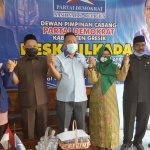 Ketua Partai Demokrat Gresik, Eddy Santoso bersama jajaran pengurus saat menerima pasangan Niat mengembalikan formulir pendaftaran. foto: SYUHUD/ BANGSAONLINE