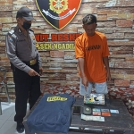 Tersangka Ahmad Sulton (kanan) dan barang bukti saat diamankan di Mapolsek Ngadiluwih. foto: ist.