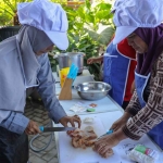 Ibu-ibu saat sedang mengolah ikan. Foto: Ist