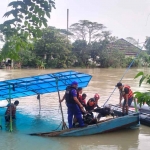 Petugas saat mengevakuasi kapal yang tenggelam di Sungai Brantas.