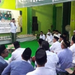 Ketua DPC PKB Gresik H. Moh. Qosim memberikan pengarahan para kader. foto: SYUHUD/ BANGSAONLINE