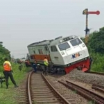 Petugas saat mengevakuasi kereta api yang anjlok di Sidoarjo.