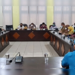 Suasana audiensi antara Rumah Advokasi Rakyat (RAR) dengan Komisi D DPRD Bangkalan, Kadinkes, Ketua IDI Bangkalan, Ketua IBI Bangkalan, serta Kepala DPMPTSP, Senin (1/11).