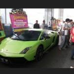 Inilah mobil Lamborghini milik Haji Lulung, anggota DPRD DKI Jakarta dari PPP saat diparkir di depan gedung DPRD DKI Jakarta ketika pelantikan Anggota DPRD DKI periode 2014-2015 di Jalan Kebon Sirih, Jakarta, Senin (25/8/2014). Mobil ini menjadi sorotan public. Foto: tribunjakarta