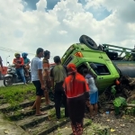 Truk tangki yang terguling jadi tontonan warga.