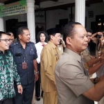 ?TEKEN: Kadikbud Asrofi disaksikan Wabup Sidoarjo dan Ketua Komisi D, teken deklarasi Sekolah Ramah Anak (SRA), Senin (10/12). Foto: MUSTAIN/BANGSAONLINE