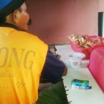 Salah seorang konsumen rokok lokal yang mengeluhkan bau pesing.