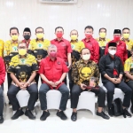 Pengurus DPD Partai Golkar Jatim foto bersama dengan pengurus DPD PDI perjuangan Jawa Timur. foto: DIDI ROSADI/ BANGSAONLINE