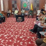 Bupati Pamekasan H. Baddrut Tamam saat berkoordinasi dengan TNI-Polri dan kalangan pesantren yang ada di Kabupaten Pamekasan, Jumat (6/8/2021). (foto: ist)