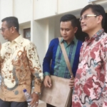 Tim kuasa hukum Q-net saat berada di depan Pengadilan Negeri Kabupaten Kediri. foto: ARIF KURNIAWAN/ BANGSAONLINE