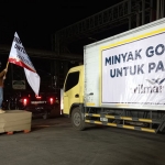 Unit Business Head PT Wilmar Nabati Indonesia, Ridwan Brandes, saat melepas secara langsung truk pengangkut minyak goreng ke Bandara Juanda. Foto: SYUHUD/BANGSAONLINE