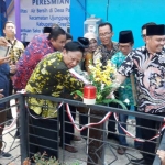 Bupati Sambari bersama petinggi PGN Saka saat meresmikan Hippam Selo di Desa Pangkahkulon. foto: SYUHUD A/BANGSAONLINE.