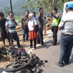 Kondisi motor korban yang hancur setelah bertabrakan dengan bus. foto: IST.