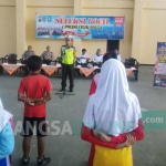 Kasat Lantas Polres Nganjuk AKP Cristoper Adikara Lebang SH SIK saat menerima 210 murid yang siap mengikuti tes seleksi Pocil. foto: BAMBANG DJ/ BANGSAONLINE