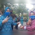 Secara simbolis, Ketua TP PKK Kabupaten Madiun Penta Lianawati Ahmad Dawami memberikan bantuan kontrasepsi kepada salah satu warga Desa Klumutan.