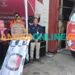 Ketua KPU Kota Kediri Pusporini Endah Palupi (kiri) dan Pj Wali Kota Kediri, Zanariah saat memberangkatkan truk pengangkut Logistik Pemilu 2024 (foto; Muji Harjita/BANGSAONLINE) 