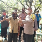 Kapolres Kediri Kota AKBP Miko Indrayana bersama warga, sebelum simulasi. foto: ist.