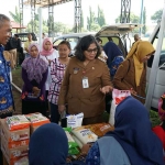 Pj Wali Kota Kediri, Zanariah, saat meninjau Gerakan Pangan Murah di Lapangan Sport Center Ngronggo. Foto: Ist