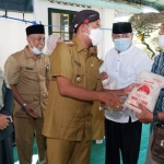 Bupati Sumenep, Achmad Fauzi, M.H. membagikan zakat secara simbolis.