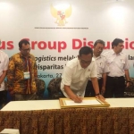 Direktur Pemasaran dan Supply Chain Semen Indonesia Ahyanizzaman menandatangani nota kesepahaman terkait kerjasama strategis membangun Seamless Logistics Melalui Sinergi BUMN Dalam Upaya Memperkecil Disparitas Harga Semen di Papua. foto: SYUHUD/ BANGSAONLINE