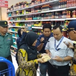 Operasi pasar yang berlangsung di Tuban.