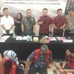 Kasatreskrim Polrestabes Surabaya saat menujukkan barang bukti pencurian yang dilakukan oleh WNA Afghanistan.