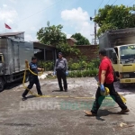 Polisi memasang police line di lokasi kejadian.