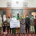 Bupati Pamekasan Baddrut Tamam menerima dana CSR dari BRI yang berbentuk peralatan usaha bagi UMKM senilai Rp 248,575.000 dan bantuan untuk korban tanah longsor sebesar Rp80 juta.