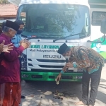 RESMI BEROPERASI: Bupati Gus Muhdlor meluncurkan Mobil Layanan Paspor, di Pesantren Modern Al Amanah, Jumat (22/10/2021). foto: istimewa