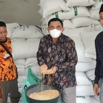 Komisi B DPRD Sidoarjo saat sidak ke sentra industri tempe di Desa Sedenganmijen, Krian. Foto: Ist