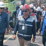 Wali Kota Kediri Abdullah Abu Bakar saat berjalan di atas Jembatan Alun-Alun Bandar. Foto: MUJI HARJITA/ BANGSAONLINE